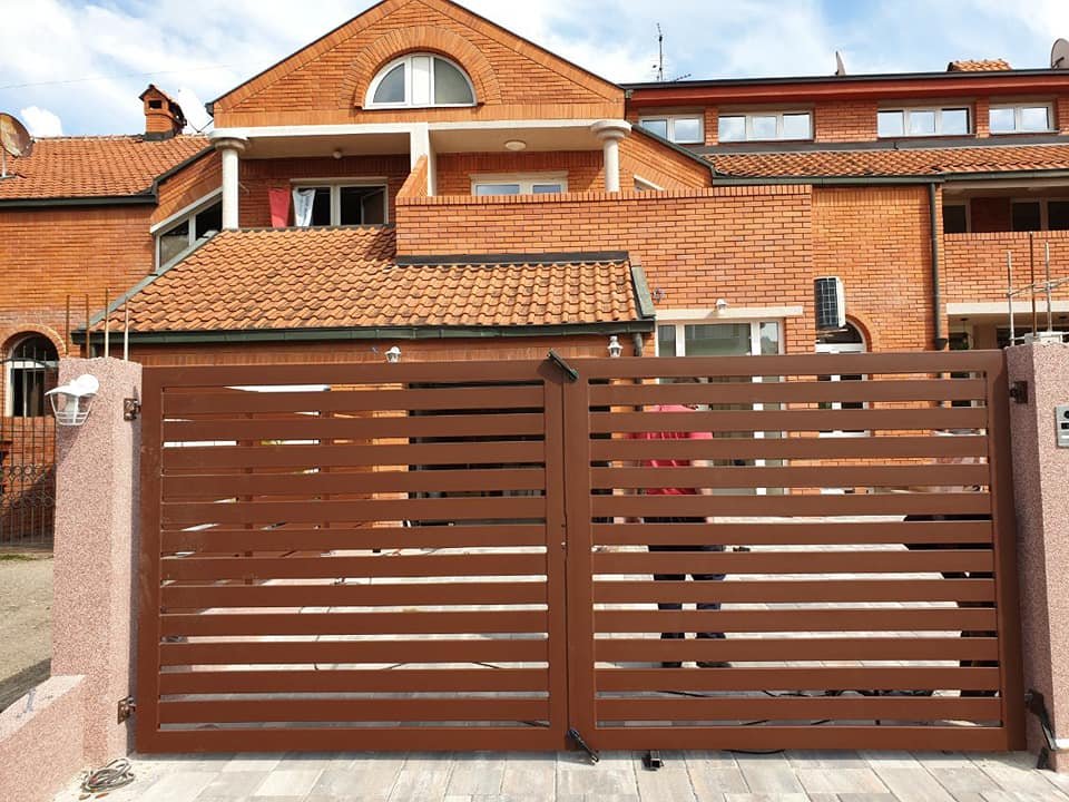 Horizontal infill metal gate