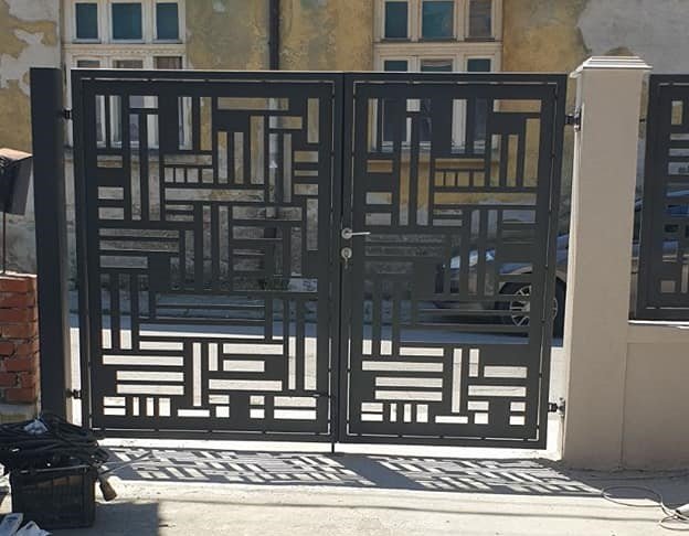 Geometric patterned metal gate